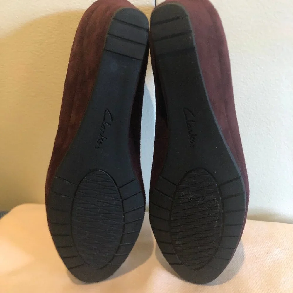NEW (NWOT) Clarks Artisan burgundy suede Vendra Bloom Wedges sz 8W